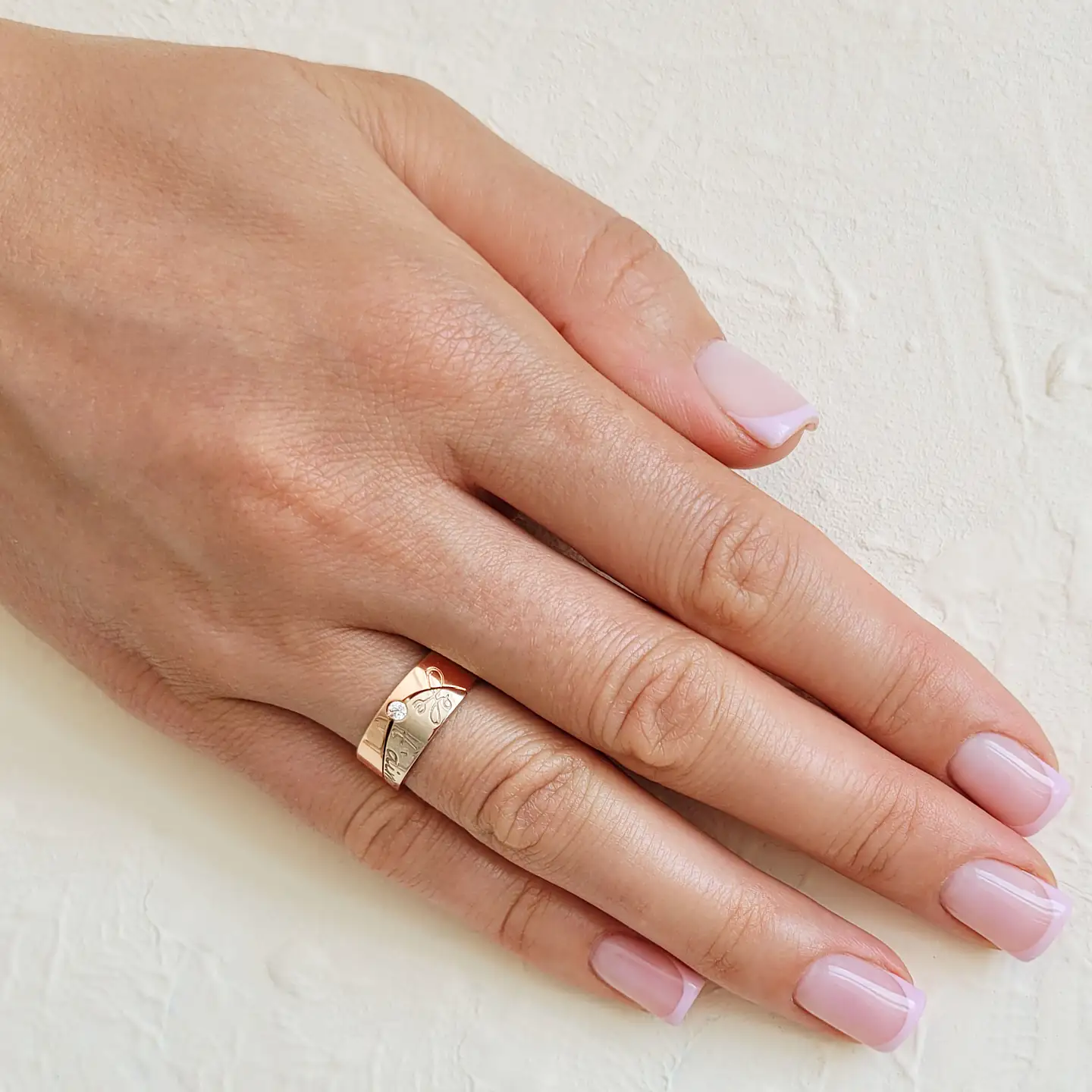 Золотое обручальное кольцо с фианитом