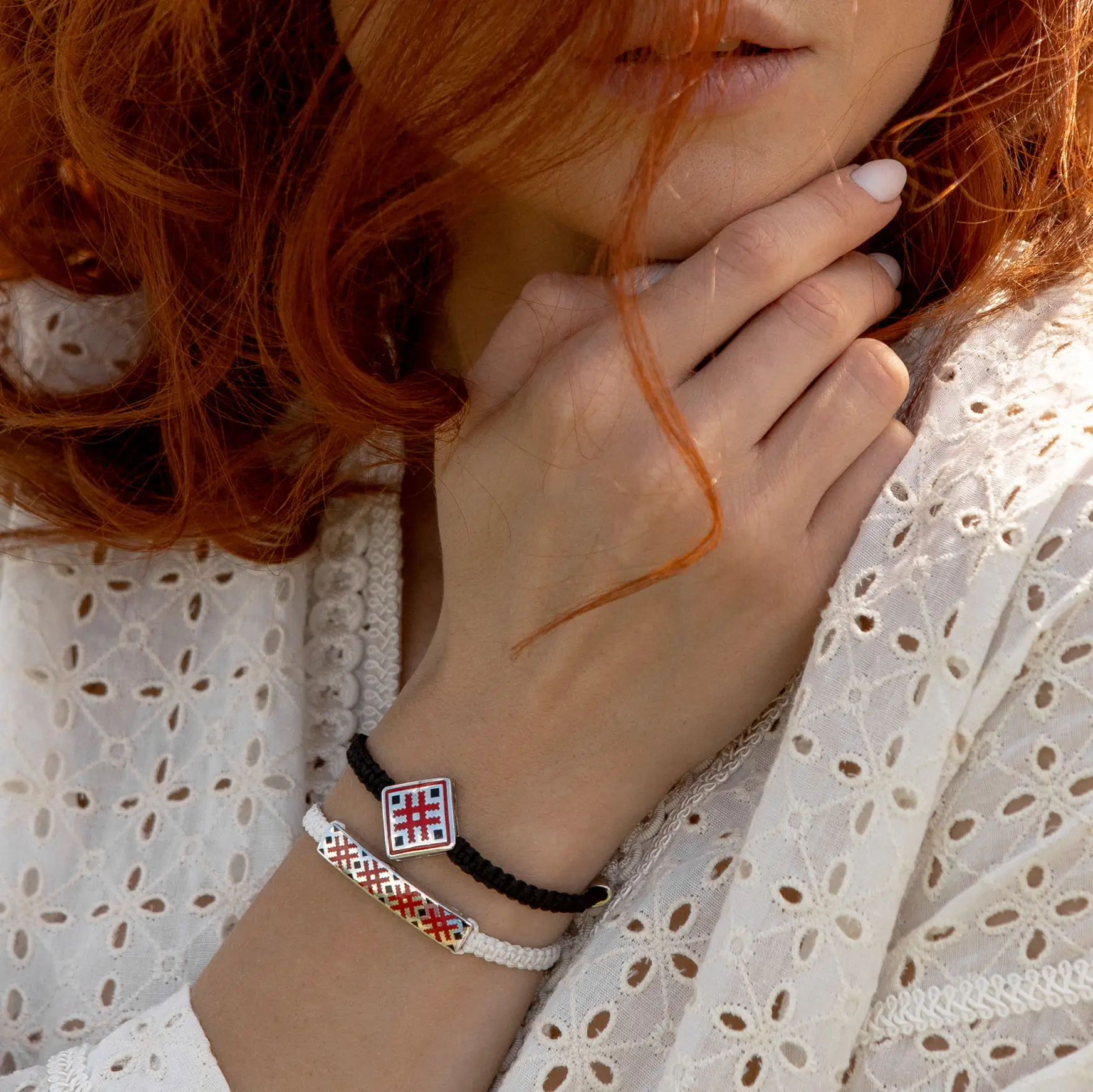 Серебряный плетёный браслет с эмалью "Добро"