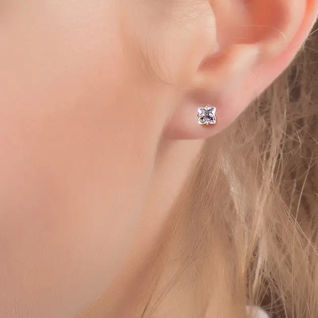 Серьги-гвоздики с камнями Swarovski.
