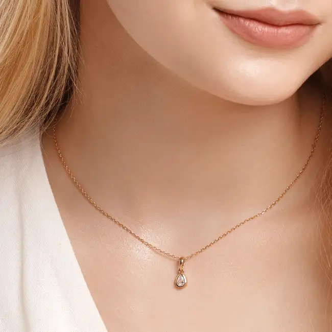 золотой кулон с фианитами