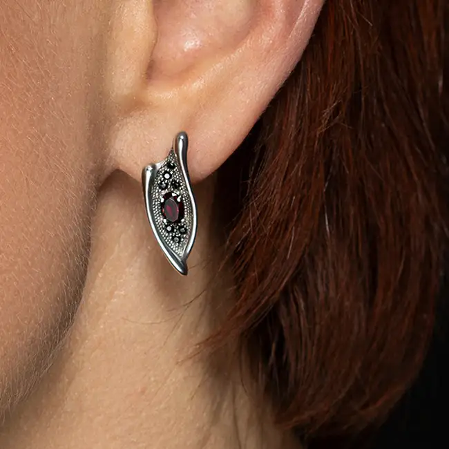 Серебряные серьги с натуральным гранатом