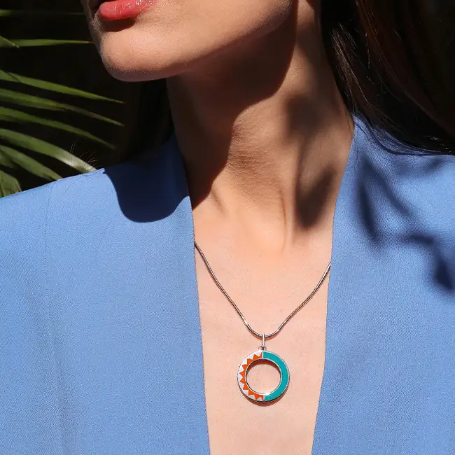 Серебряный кулон с эмалью