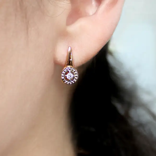 Золотые серьги с бриллиантом