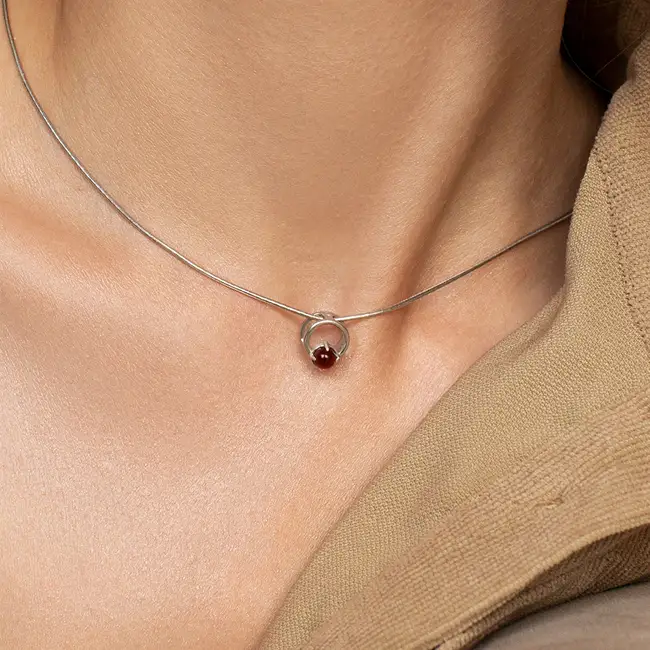 Серебряный кулон с натуральным гранатом