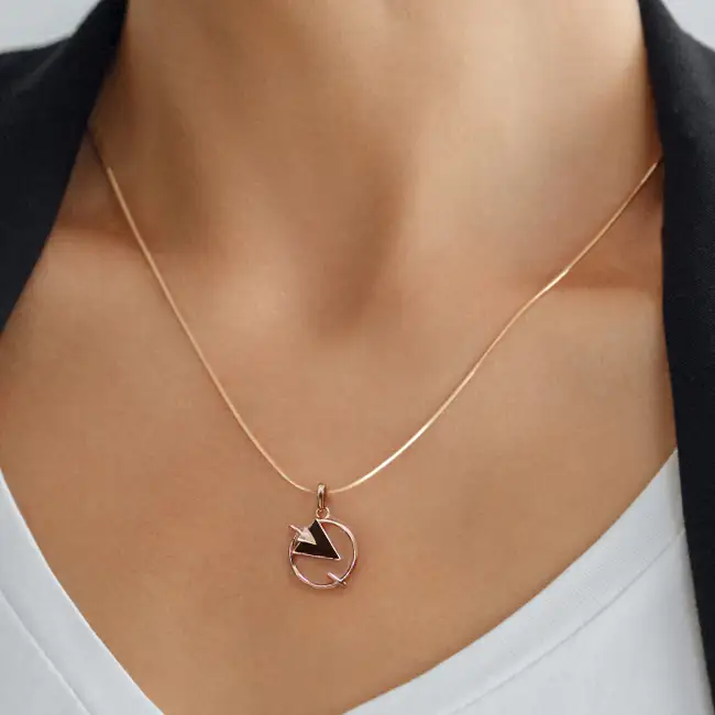 Золотой кулон с агатом