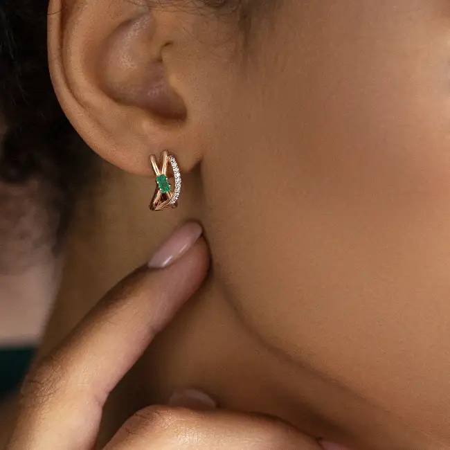 Золотые серьги с изумрудами и бриллиантами