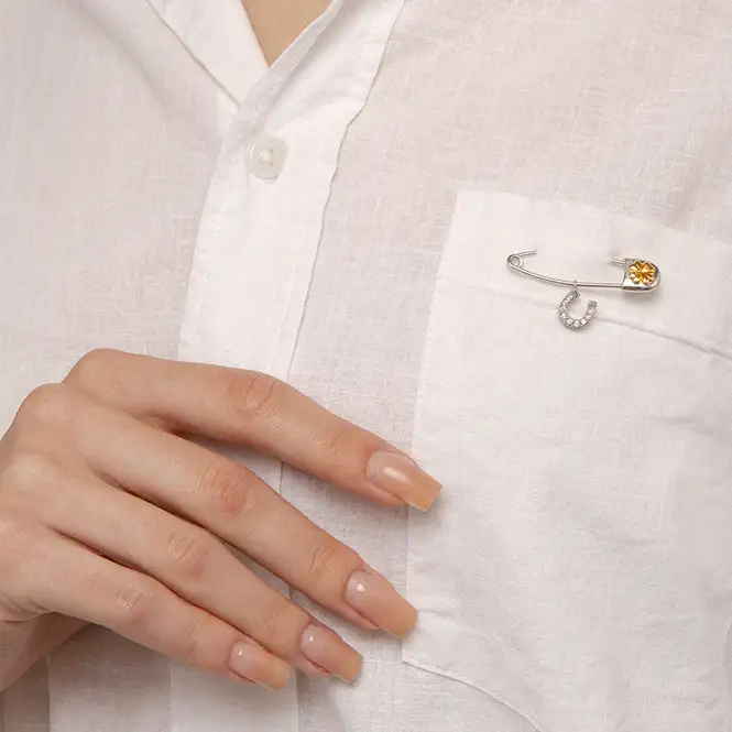 Серебряная брошь с фианитами и золочением