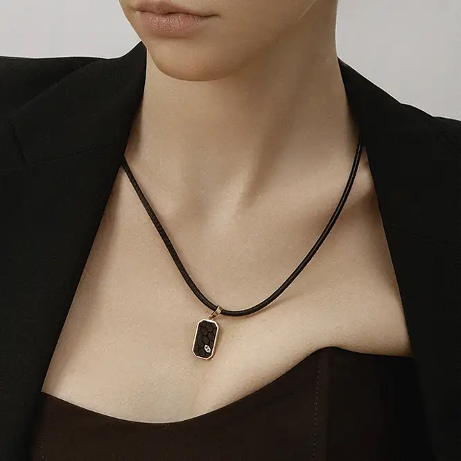 Золотой кулон с фианитами и деревянной вставкой