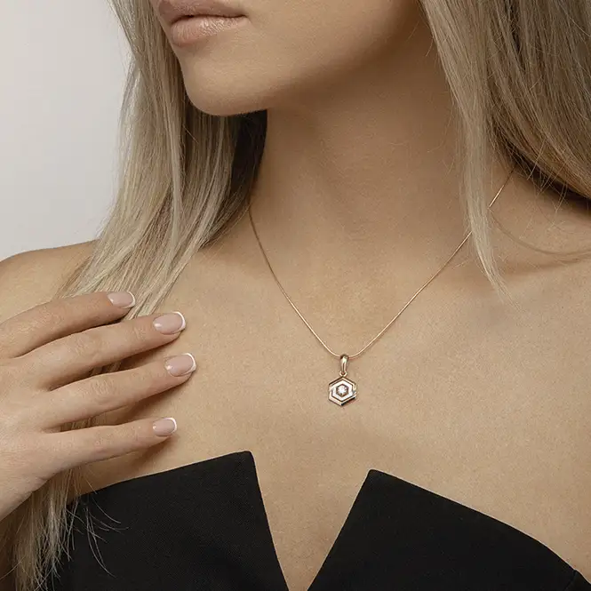 Золотой кулон с фианитом