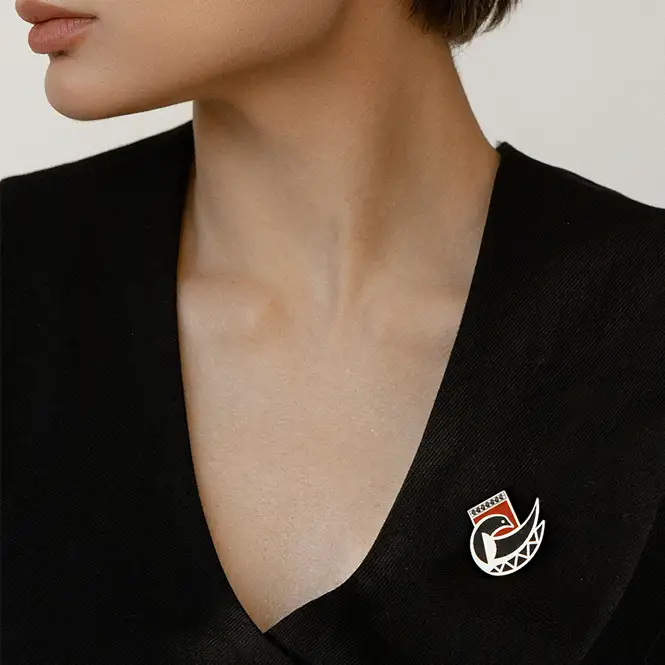 Серебряная брошь с эмалью и фианитами