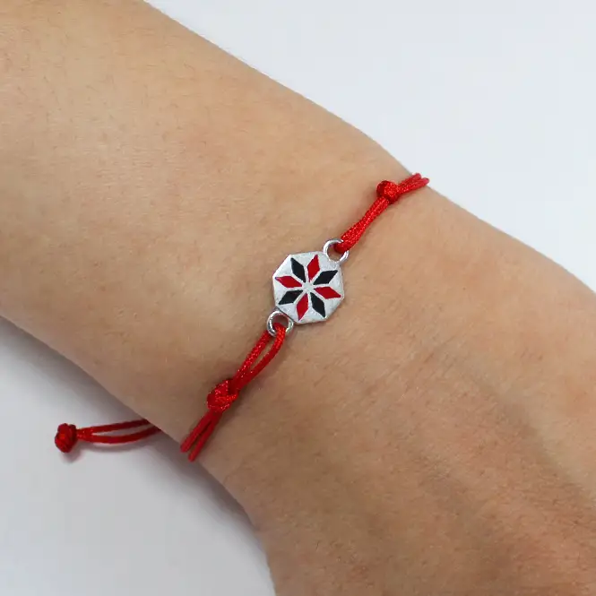 Браслет на нити с серебряным  элементом "Звезда"