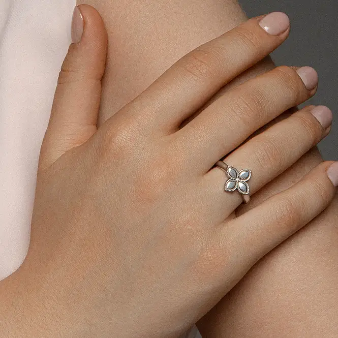 Серебряное кольцо с бриллиантом