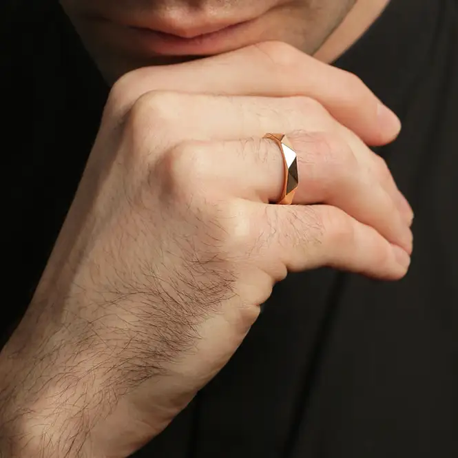 Золотое обручальное кольцо 