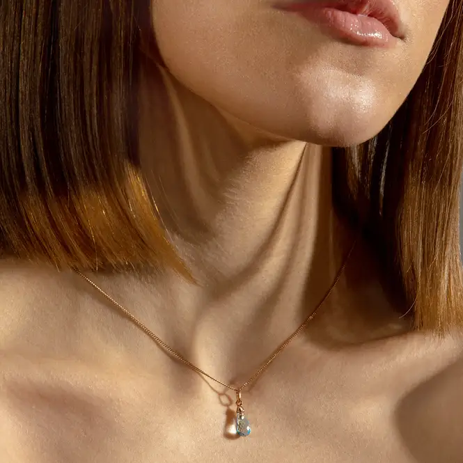 Золотой кулон с топазом