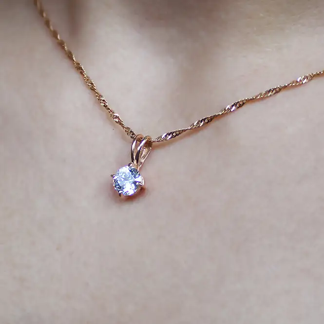 золотой кулон с фианитом