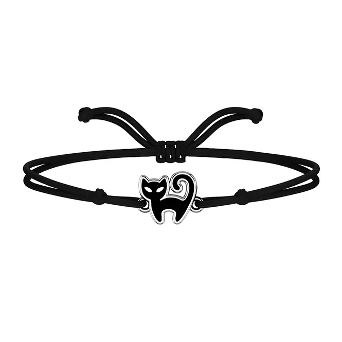 Браслет на нити с серебряным элементом и эмалью