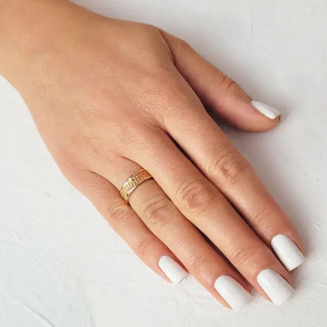 Золотое обручальное кольцо с фианитами