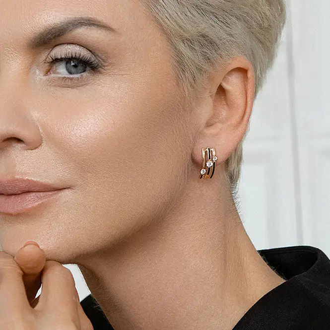 Золотые серьги с эмалью и фианитами