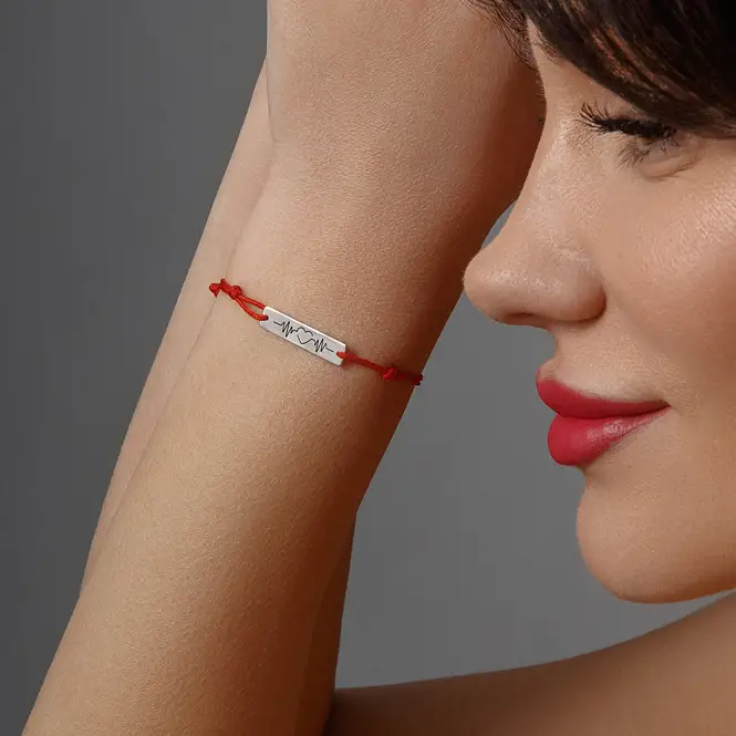 Браслет на нити с серебряным элементом "Пульс"