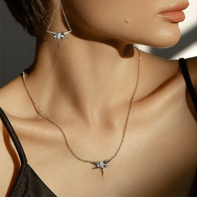 Серебряное колье с фианитом