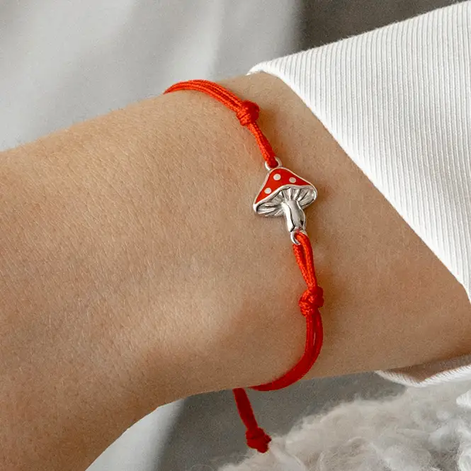 Браслет на нити с серебряным элементом и эмалью