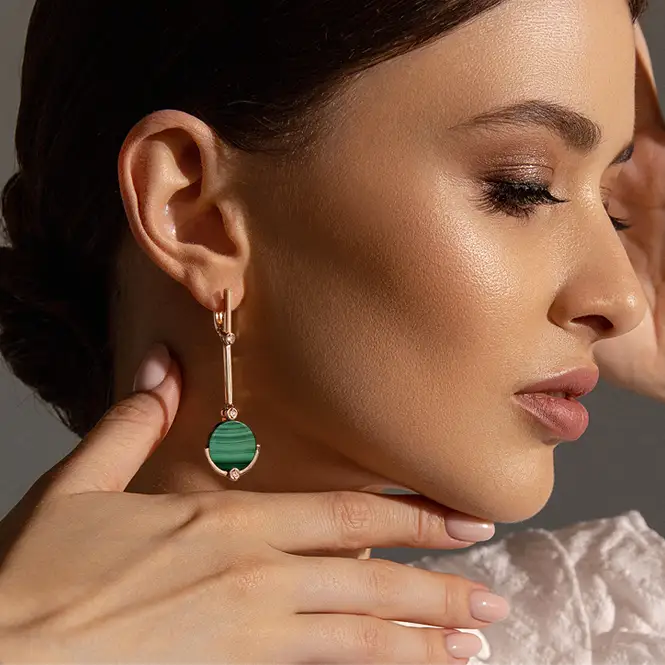 Золотые серьги с малахитами и бриллиантами