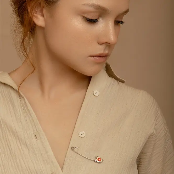 Серебряная булавка с эмалью