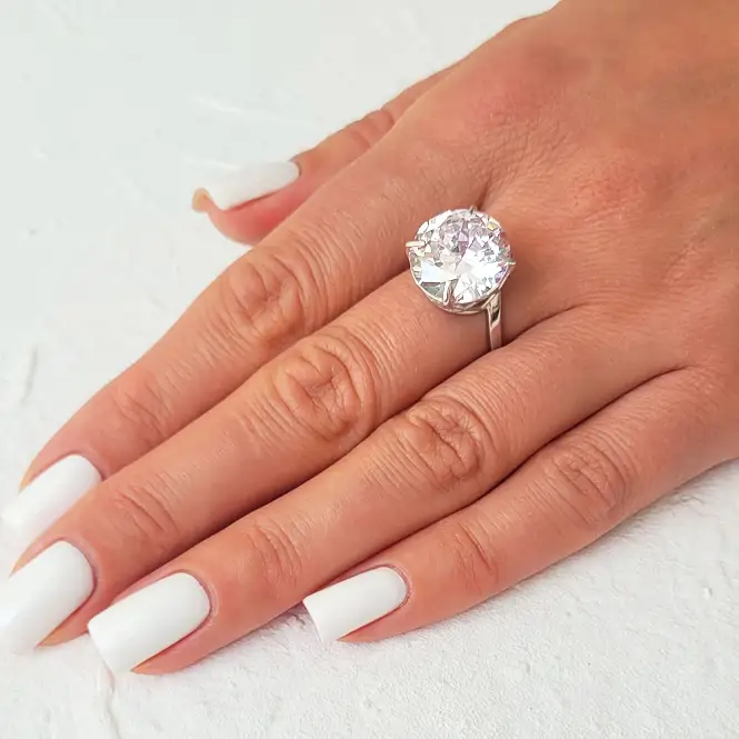 серебряное кольцо с фианитом
