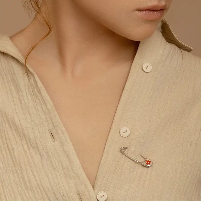 Серебряная булавка с эмалью