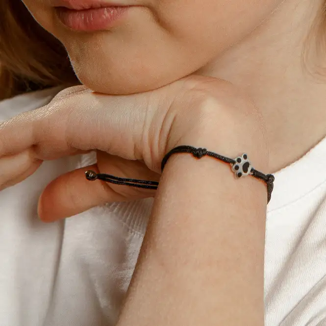 Браслет на нити с серебряным элементом "Лапка"