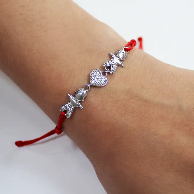 Браслет на нити с серебряными элементами