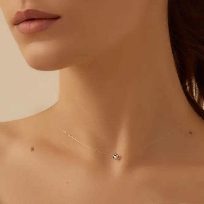 Серебряное колье на леске с фианитом