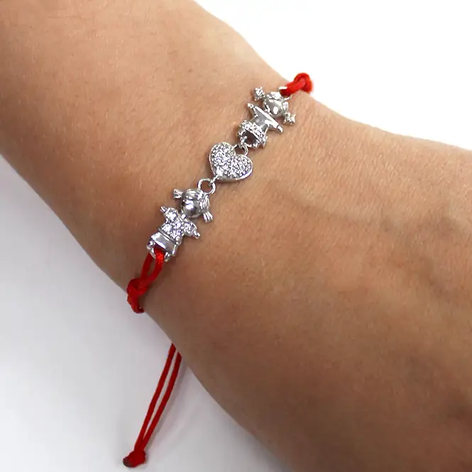 Браслет на нити с серебряными элементами