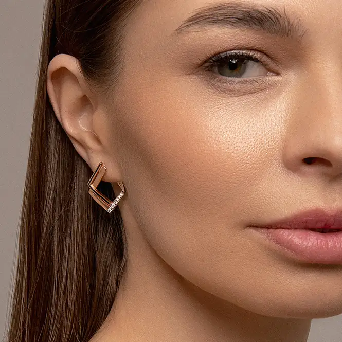 Золотые серьги с фианитами и эмалью