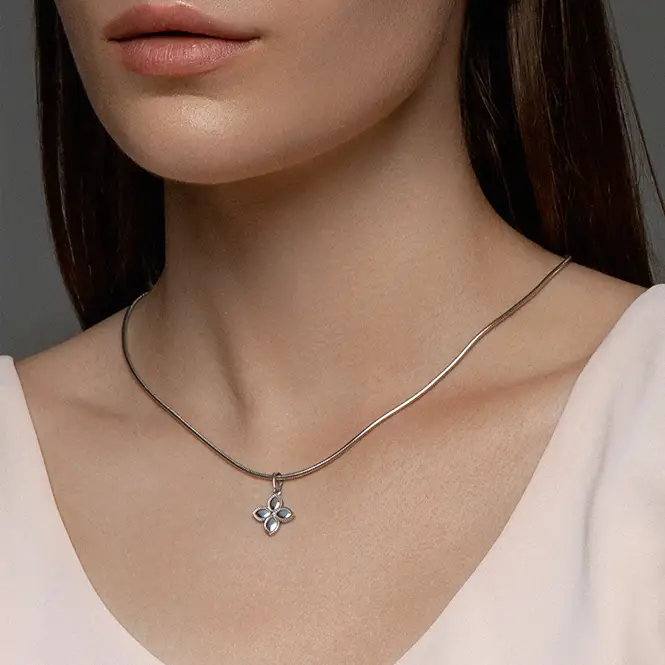 Серебряный кулон с бриллиантом