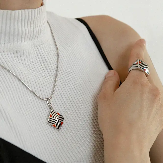 Серебряный кулон с эмалью