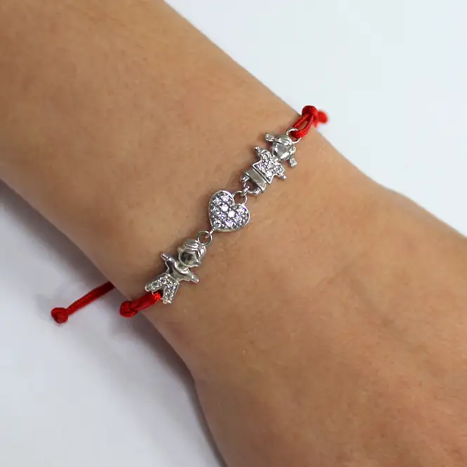 Браслет на нити с серебряными элементами