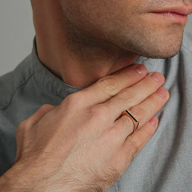 Мужская золотая печатка  с эмалью и фианитами