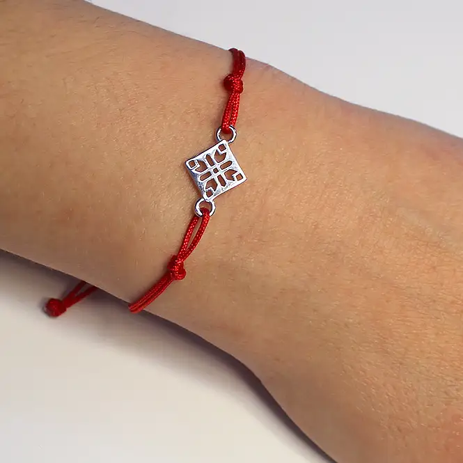 Браслет на нити с серебряным элементом "Звезда"