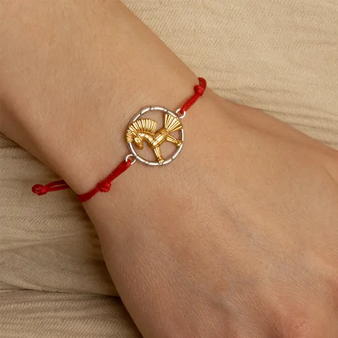  Браслет на нити с серебряным элементом и золочением