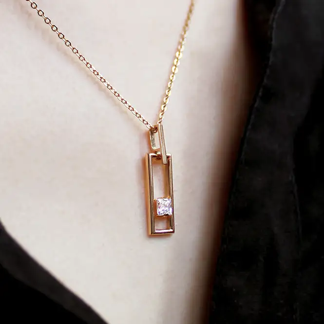 Золотой кулон с фианитом