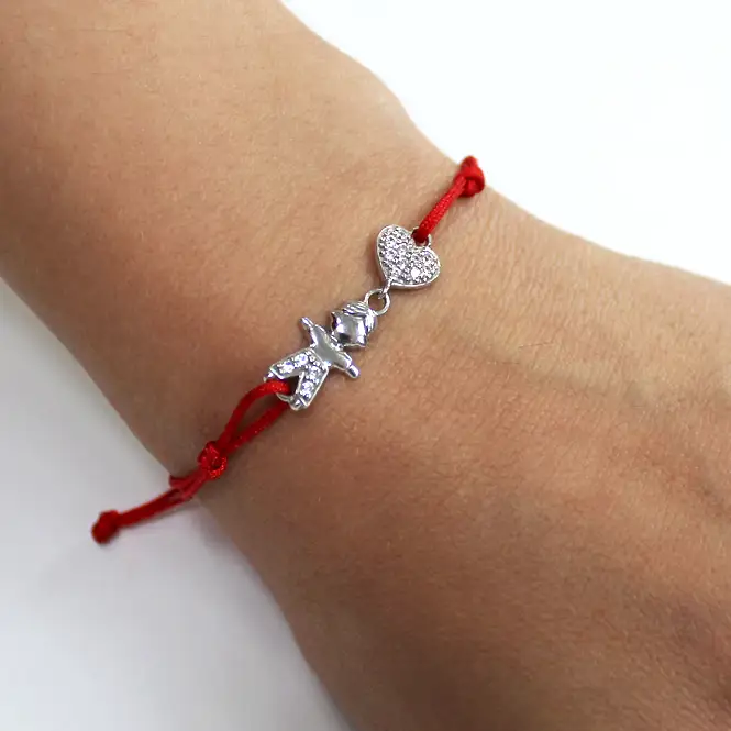 Браслет на нити с серебряными элементами