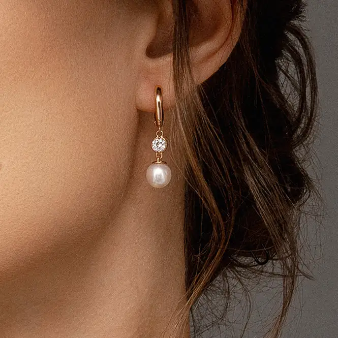 Золотые серьги с жемчугом и фианитами