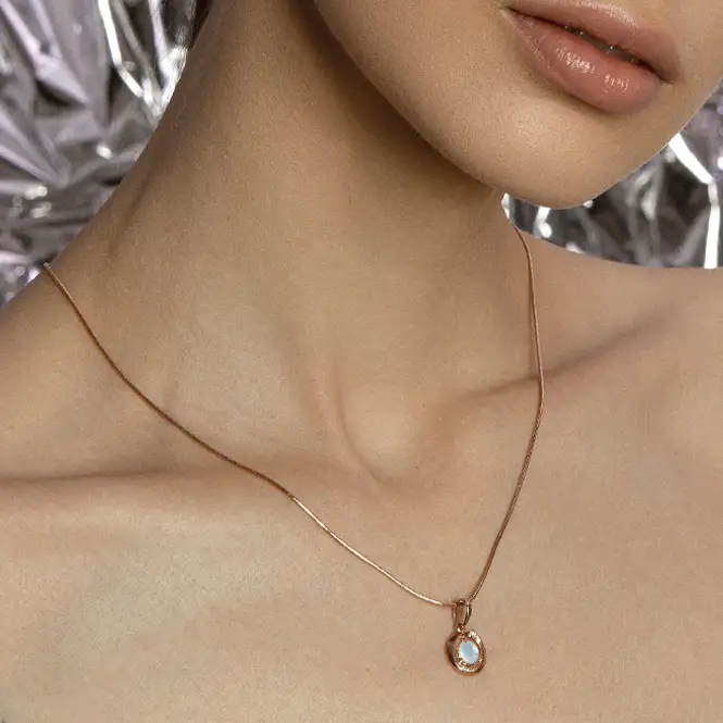 Золотой кулон с опалом и бриллиантами. 
