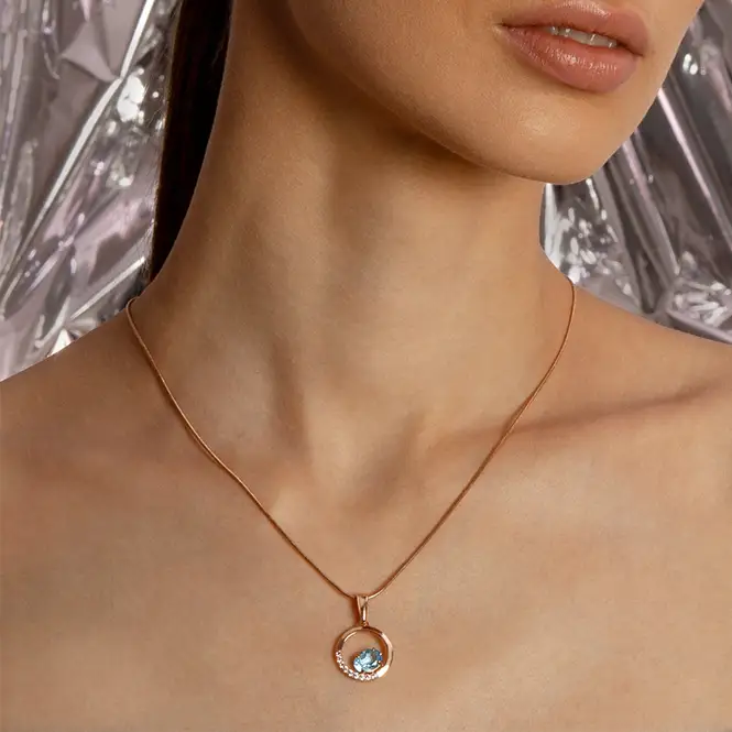 Золотое кулон с топазом и фианитами